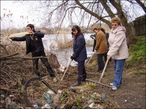 Работники Миргородского центра еколого-натуралистического творчества ученической молодежи убирают открытую 200-метровую прибрежную зону реки Хорол на улице Боровиковского