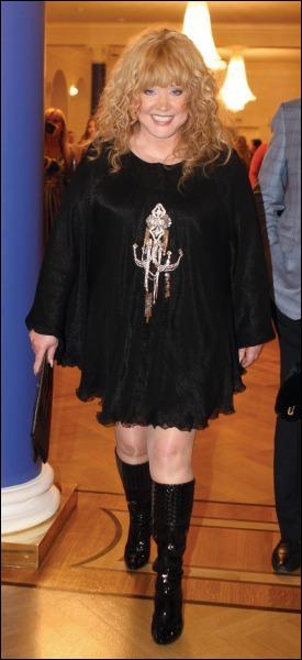 Алла Пугачова йде на сцену на церемонії вручення премії ”Жінка року GLAMOUR” 2007 року