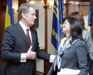 Виктор Ющенко и представитель миссии МВФ в Украине Джейла Пазарбазиолу. Апрель в 2009 г.