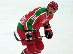 Александр Лукашенко на коньках