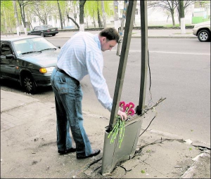 Игорь Ракоц кладет цветы на столичной улице Артема, где в аварии погиб его товарищ Георгий Пашинов. Водитель легковушки, ”подрезавшей” троллейбус, с места трагедии не убежал, дал показания стражам порядка
