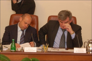 Юрій Продан (ліворуч) і міністр вугільної промисловості Віктор Полтавець під час засідання уряду в середу, 22 квітня 2009 року