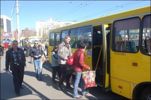 Киевская маршрутка 209К курсирует от станции метро Лыбидская до улицы Ломоносова. В часы пик за рейс перевозит до 60 пассажиров