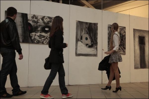 Відвідувачі київської галереї ”Лавра” розглядають картини за мотивами роману російського письменника Володимира Набокова ”Лоліта”