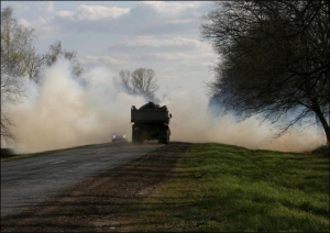 21 квітня на виїзді з Котелевського району на автодорозі на Полтаву автівки намагаються розминутися в задимленні, яке виникло через пожежу на узбіччях дороги. За 10 хвилин поблизу цього ж місця в диму зіткнулися автомобілі ЗАЗ та КІА. Через зіткнення паса