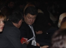 Билеты на концерт Аллы Пугачевой стоили 300–3500 гривен. Председатель Совета Национального банка Петр Порошенко сидит в восьмом ряду партера. Его сосед показывает круглую конфету из белого шоколада, которой угощали на входе в зал