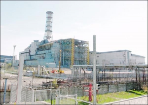 Руїни четвертого енергоблоку вкриті саркофагом. Півроку тому його вп’яте відремонтували