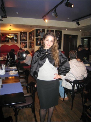 Евгения Тимошенко в своем ресторане ”Чирос Помодоро”. Сзади нее слева сидят совладелец заведения Чиро Орсини (спиной) и ее муж Шон Карр (посередине)