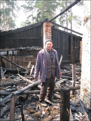 Олексій Чучвага на місці свого згорілого сараю у селищі Замглай на Чернігівщині. Дві порісні свиноматки там згоріли живцем