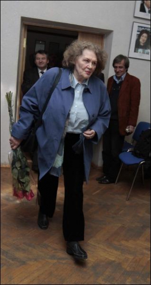 Поетеса Ліна Костенко з останньої поїздки у Чорнобильську зону привезла кілька старих фотокарток із покинутого господарями будинку