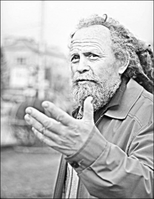 Російський бездомний Леонід Коновалов свій фільм ”Я+люди =?!” продає за десять тисяч рублів