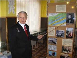 Владимир Билый показывает свое фото, сделанное в 1954 году, на стенде в музее геологии в черкасской школе №25