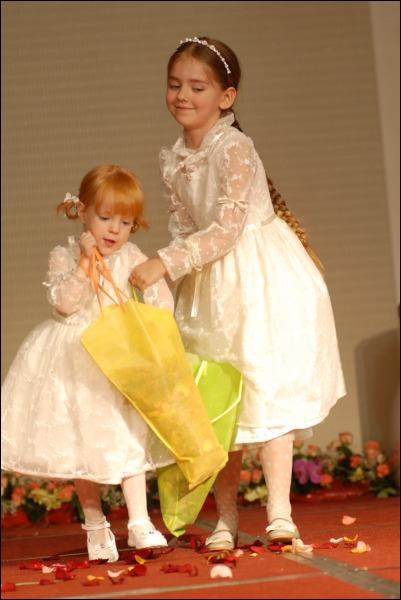 Донька моделі Наталії Окунської 6-річна Марія за руку вивела на подіум молодшу сестру 3-річну Поліну
