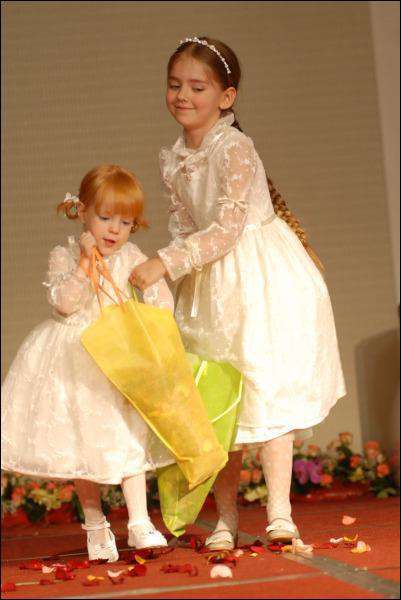 Донька моделі Наталії Окунської 6-річна Марія за руку вивела на подіум молодшу сестру 3-річну Поліну