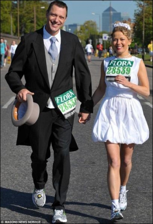 БританцыРейчел Питт и Джерри Киттс преодолевают марафонскую дистанцию в Лондоне в свадебном наряде и кроссовках