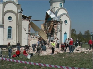 Жители села Кинаховцы собирают в воскресенье утром обломки стен церкви Святых Петра и Павла. До сих пор на Тернопольщине каменные церкви не обваливались