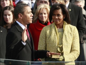 Барак Обама с женой Мишель приносит присягу. 20 января 2009