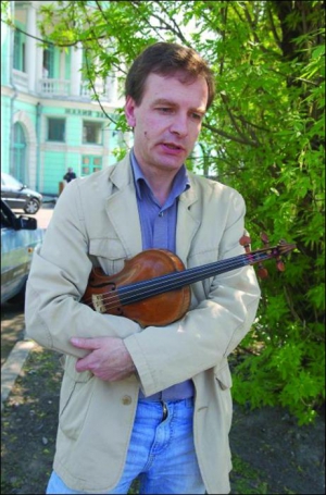 Київський скрипаль Вадим Борисов не розлучається зі скрипкою. Каже, вона приносить йому удачу