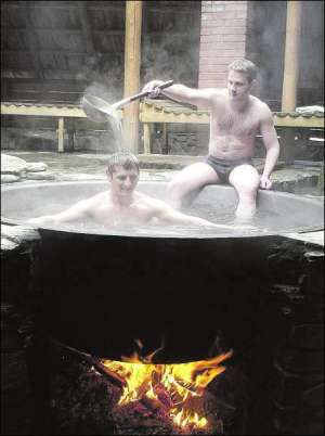 Юрий Кречко (слева) и Юрий Гапак из райцентра Перечин на Закарпатье еженедельно ездят в село Лумшоры на минеральные ванны. Говорят, что не болеют третью зиму