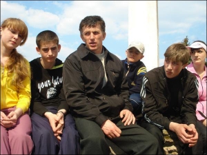 Учитель физкультуры Павел Котесов вместе с восьмиклассниками, на уроке у которых получила травму Лидия Попова