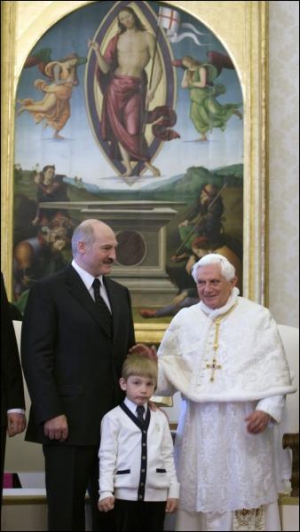 Бенедикт ХVI прийняв білоруського президента Олександра Лукашенка із сином Миколою в Папській бібліотеці