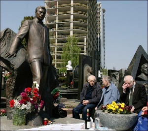Друзі поминають Георгія Дзіся, заступника голови Ради Міністрів УРСР, на Байковому кладовищі у Києві в неділю 26 квітня 2009 року