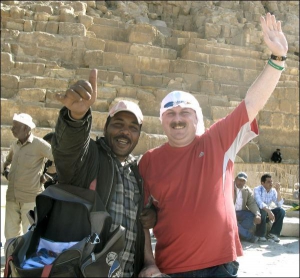 В марте 2008 года Игорь Мизрах сфотографировался возле пирамид в Египте. Возле него стоит местный Андрю. Он из бедного района Каира. Подошел к Мизраху и предложил сфотографироваться