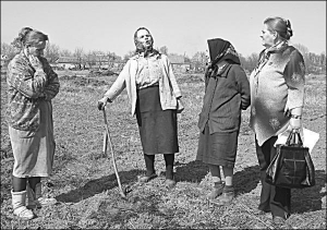 Жительницы села Ксаверовка Винницкого района (слева направо) Мария Сулима, Мария Плодник, Галина Саинчук та Галина Морквишина стоят на грани участка, за который спорят с предпринимателем 