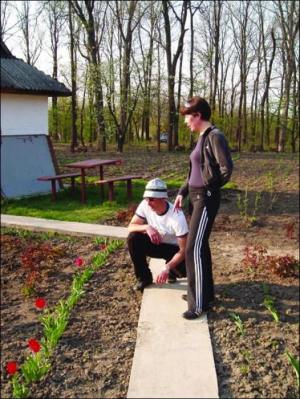  Київський дачник Володимир Бабенко разом із дружиною Світланою розглядають щойно висаджені чоловіком тюльпани. Кияни придбали дачу в Умані за 20 тисяч доларів