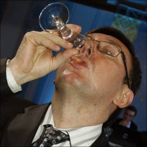 Министр внутренних дел Украины Юрий Луценко пьет шампанское после итоговой пресс-конференции Президента Украины Виктора Ющенко в Киеве 27 декабря 2007 года