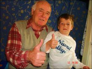 Гиви Канделаки 10 лет воспитывал в Москве детей дочери Тины. На фото он с внуком Леонтием