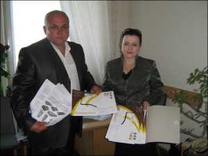 Підприємець Петро Семеляк із адвокатом Іриною Маліцькою показують надгробки, які виготовляє фірма ”Амарант”. Купувати ліцензію у конкурента не планують