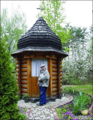 Писатель Иван Драч построил каплицу во дворе своего дома в поселке Конча-Заспа под Киевом