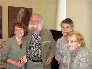 Столичный художник Иван Марчук вместе с поклонницами на открытии своей выставки в Донецком художественном музее