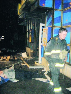Пожарные вынесли из зала игровых автоматов ”Метро Джекпот” тела восьми погибших. Проспект Гагарина в Днепропетровске считается студенческим районом