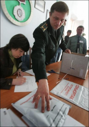 Наблюдатель диктует номер пакета с тестами перед началом независимого внешнего тестирования по истории Украины в одной из киевских школ в среду, 6 мая