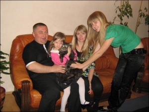Супруги предпринимателей из райцентра Крыжополь на Винниччине Александр и Александра Майданики воспитывают двух дочерей Викторий: родную (справа) и усыновленную (держит кота Кротика)