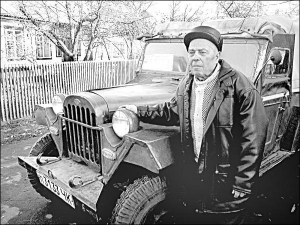 Олександр Тимошенко із села Лоташеве Тальнівського району на Черкащині стоїть біля автомобіля ГАЗ 1943 року випуску, який торік продав кіностудії імені о. Довженка