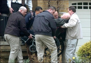 Работники иммиграционной полиции США выносят Ивана Демянюка на коляске из его дома в городе Кливленд, чтобы отправить в Германию. 14 апреля 2009.