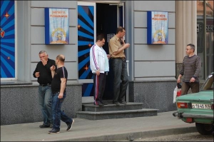 Клієнти виходять перекурити на вулицю Городоцьку із зали гральних автоматів у центрі Львова. Фото зроблене в суботу