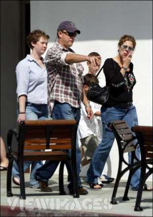 У американского актера Тома Хенкса два сына от актрисы Риты Уилсон (справа): Честер и Труман (в центре, пониже). Позади идет дочь Элизабет от первого брака с Самантой Льюис