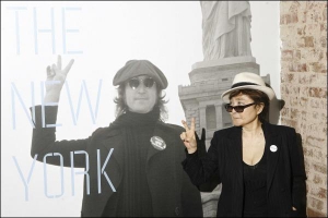 Японская художница Йоко Оно на открытии выставки в Нью-Йорке, посвященной ее мужу Джону Леннону