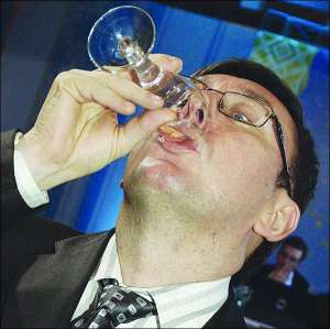 Міністр внутрішніх справ Юрій Луценко п’є шампанське після підсумкової прес-конференції президента Віктора Ющенка у Києві 27 грудня 2007 року
