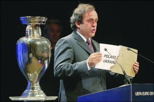Президент УЕФА Мишель Платини объявляет победителя в борьбе за право принять Евро-2012. Кардифф (Вельс), 18 апреля 2007 года