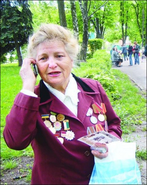 Полтавчанка, участница трудового фронта 79-летняя Тамара Федоренко благодаря компании ”Киевстар” бесплатно звонит к родным, поздравляет их с Днем Победы