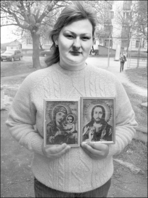 25-летняя великобагачанка Валерия Кирилец (на фото) в гостях у соседки Евдокии Винниченко первая обратила внимание на то, что иконы обновляются