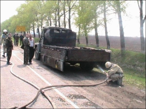 Від кинутого із зустрічної машини недопалка загорівся автомобіль ГАЗ-3309, що віз картонні ящики з Черкас у Кам’янку. Прибулі еменесівці скинули гаками згоріле, й вантажівка поїхала на Черкаси