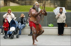 Австралійський абориген із племені Нґарріджері Майор Сумнер виконує танок подяки перед будівлею історичного музею у Ліверпулі, Англія