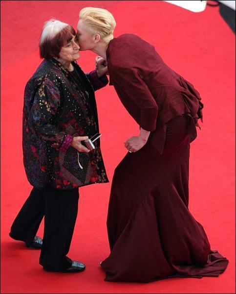 Британская актриса Тильда Свинтон (справа) на красной дорожке Каннского кинофестиваля целует бельгийскую актрису 81-летнюю Агнес Варда