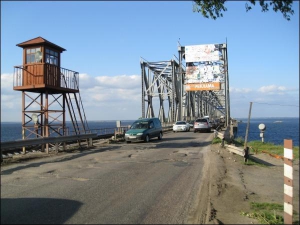 Въезд на признанный правительством аварийным черкасский автомобильный мост через Днепр